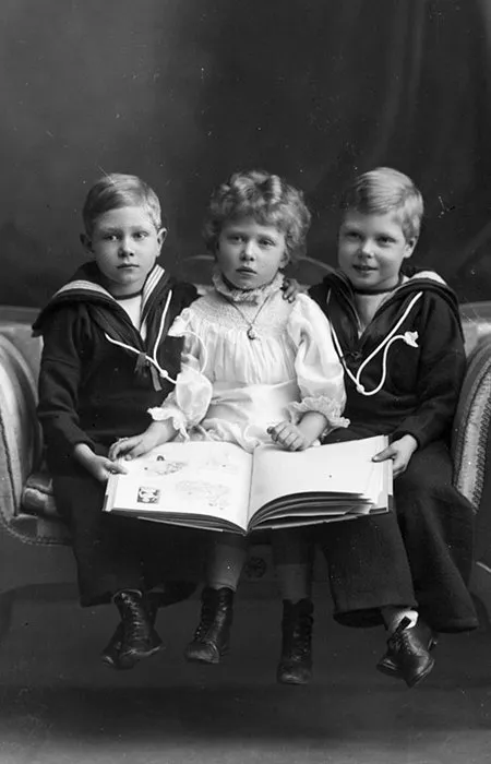 Слева направо: будущий король Георг VI, принцесса Мария и будущий король Эдуард VIII, 1901 год