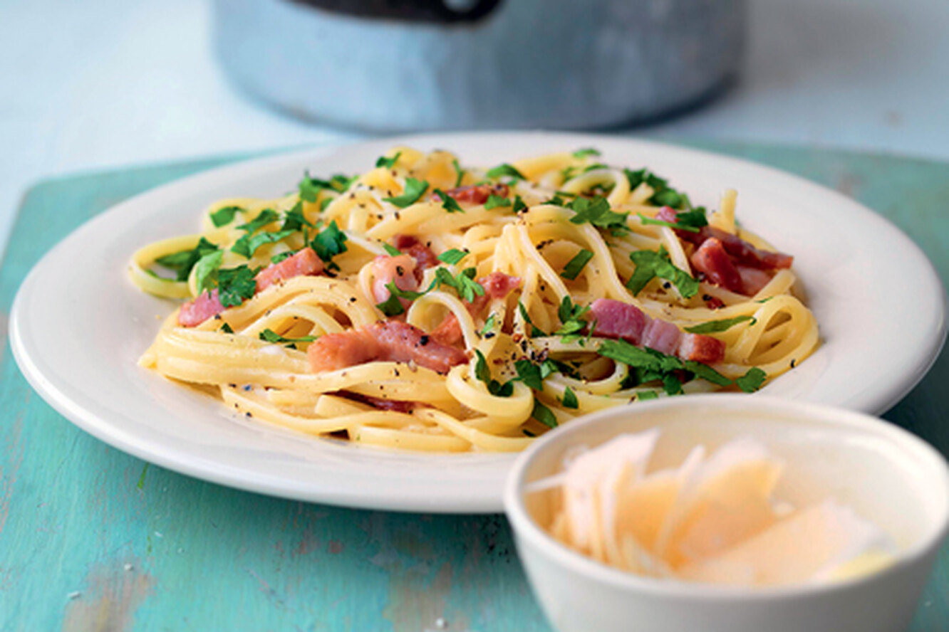 Широкие спагетти карбонара. Паста карбонара оригинальный рецепт. Паста карбонара готовка. Паста карбонара меню. Паста карбонара оригинальный рецепт.