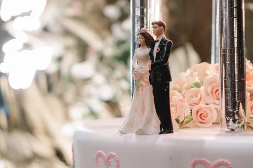 «Это не разрушит любовь»: невеста не обиделась на жениха, кинувшего в нее торт