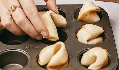 Уложите печенье в формы для мини-маффинов (если есть), чтобы они хорошо держали форму, когда высохнут.