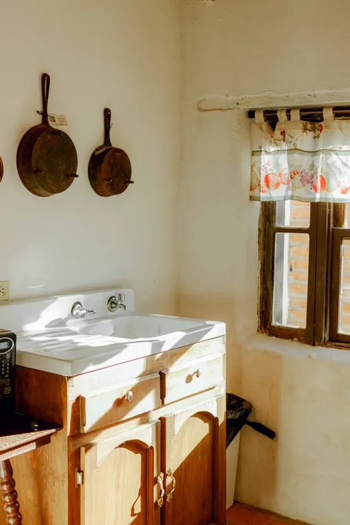 Медные сковороды в интерьере кухни фото