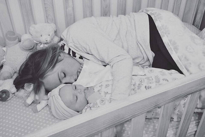 Есть важная причина, по которой эта мама спит в кроватке со своей дочкой