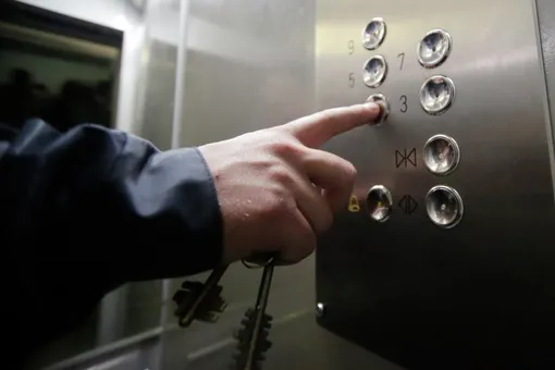 Россиянка взыскала более 6 миллионов рублей за шумный лифт в подъезде