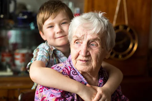 Двухлетний мальчик и 99-летняя женщина случайно стали близкими друзьями
