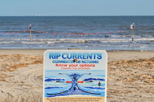 Вот такие таблички появляются на пляжах, где есть опасность появления отбойных течений