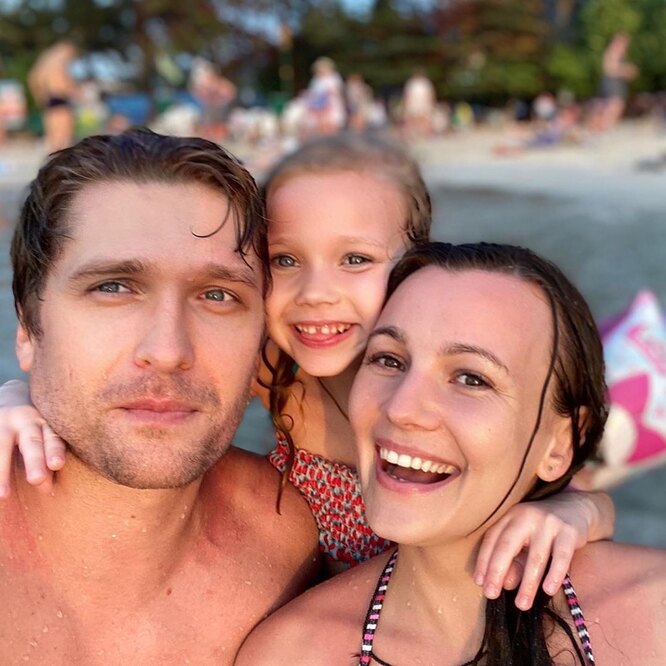 Дмитрий Пчела с женой и дочерью