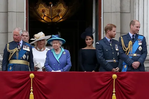 Меган Маркл и Елизавета II на одном из королевских мероприятий фото