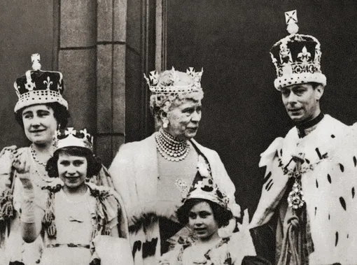 Принцесса Елизавета с семьёй после коронации отца, короля Георга VI