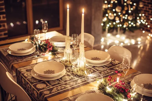 Нужны ли посуда и скатерти с новогодним принтом? 4 совета по праздничной сервировке от декоратора