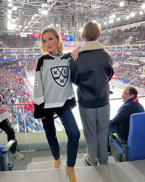 Полина Гагарина с сыном Андреем на хоккейном матче