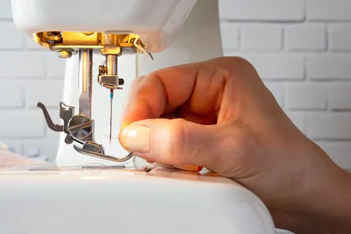 Научиться заправлять нить в швейную машинку легко