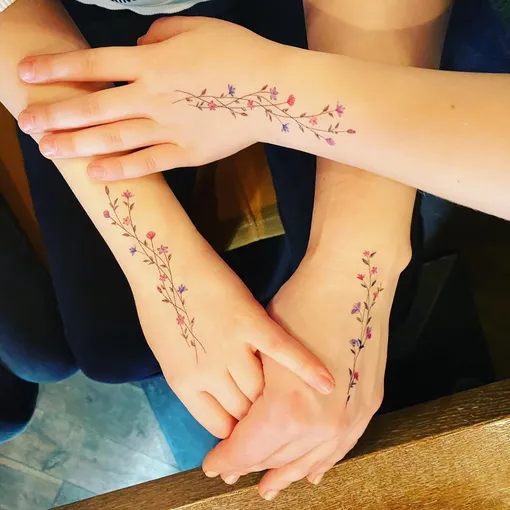 Рисунки на руках Юлии и ее дочерей