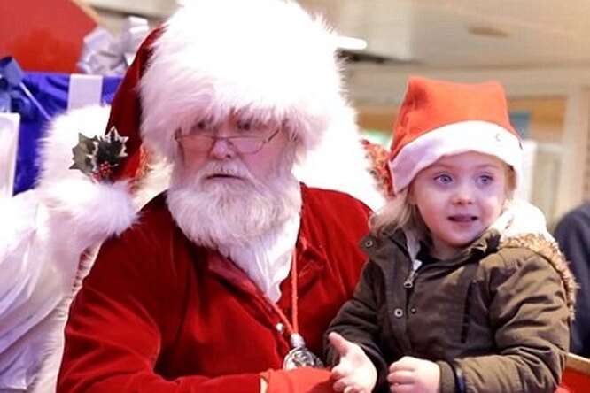 Санта Клаус спел рождественскую песню глухой девочке на языке жестов
