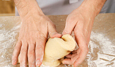 Замесите тесто, подсыпая муку и добавив еще ложку воды. Скатайте тесто в шар, заверните в пленку и уберите в холодильник на 15 минут.
Персики выньте из сиропа и выложите на бумажное полотенце, чтобы удалить лишнюю влагу. Нарежьте плоды тонкими ломтиками.