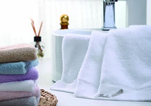 цветные полотенца для ванной комнаты