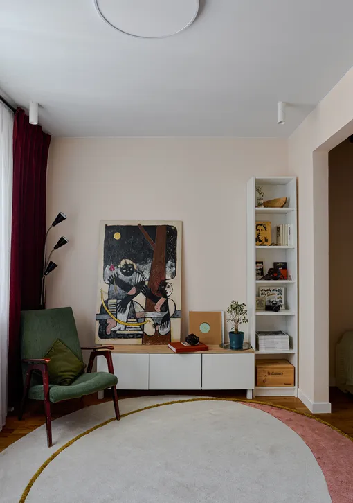 Картина — Павлик Кузнецов, винтажное кресло куплено на барахолке, ковер – Dovlet House