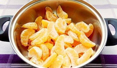 Приготовить мандарины и лимон. Мандарины очистить от кожуры. Разделить мандарины на дольки, если есть косточки, их нужно удалить.
