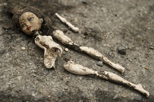 разбитая кукла, сломанная кукла, смерть ребенка