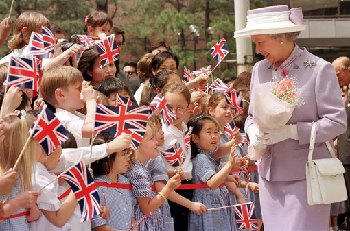 Королева Елизавета II встречается с народом