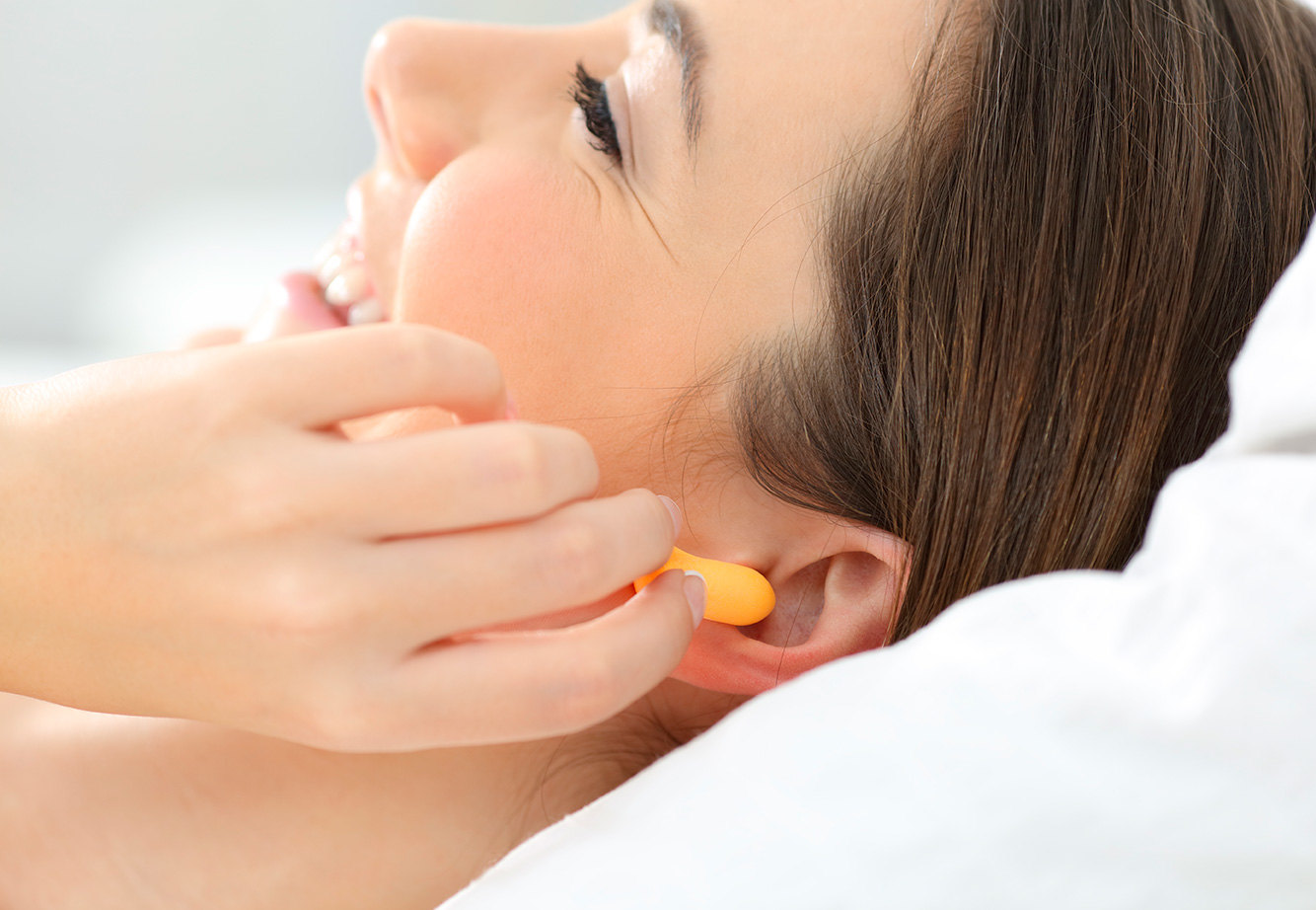 Как привыкнуть спать с берушами в ушах постоянно?