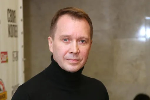 «Похож на Кристофера Ламбера»: Евгений Миронов выложил фото с длинными волосами