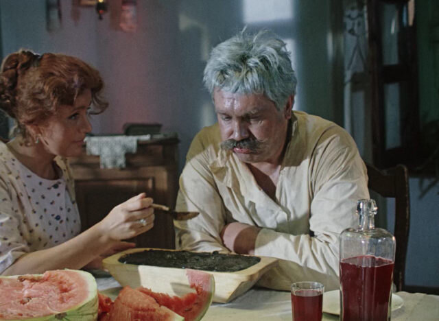 Блюда из советских фильмов: чем на экранах СССР герои угощали своих гостей
