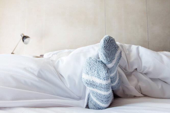Почему нужно спать в носках: 5 веских причин