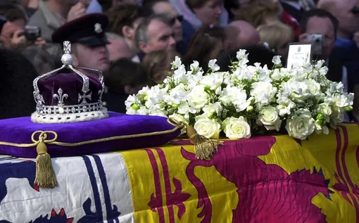 Гроб королевы Елизаветы II венчали символы королевской власти, включая корону с бриллиантом «Кохинур»