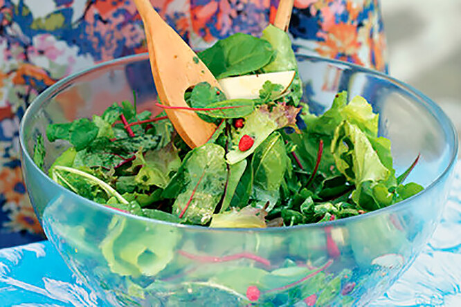 Зеленый салат с земляникой
