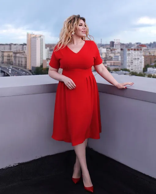 Екатерина Скулкина позирует на крыше в алом платье
