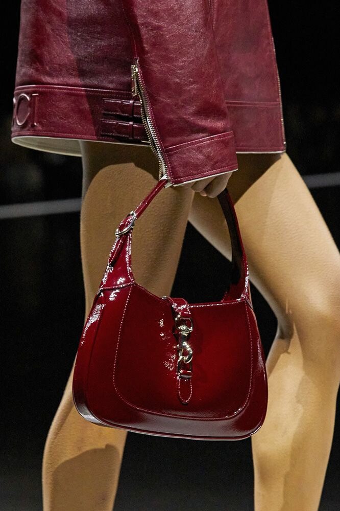 Красная сумка с показа Gucci