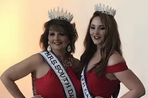 56-летняя мать и 19-летняя дочь одновременно победили в конкурсе красоты