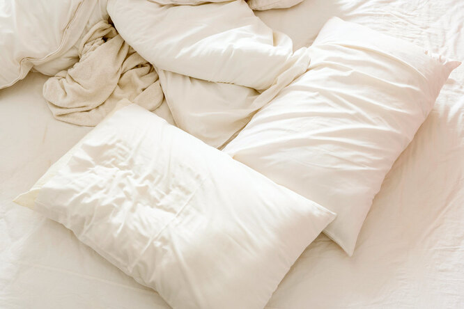 Как спасти старые пожелтевшие подушки?