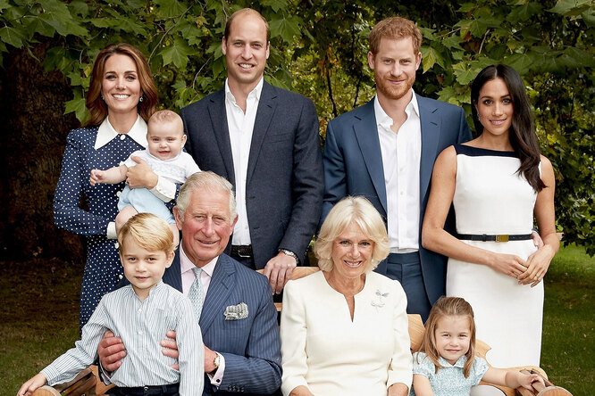 «Пришлось нарядиться медведем»: королевский фотограф поделился закадровыми снимками с детьми Уильяма и Кейт