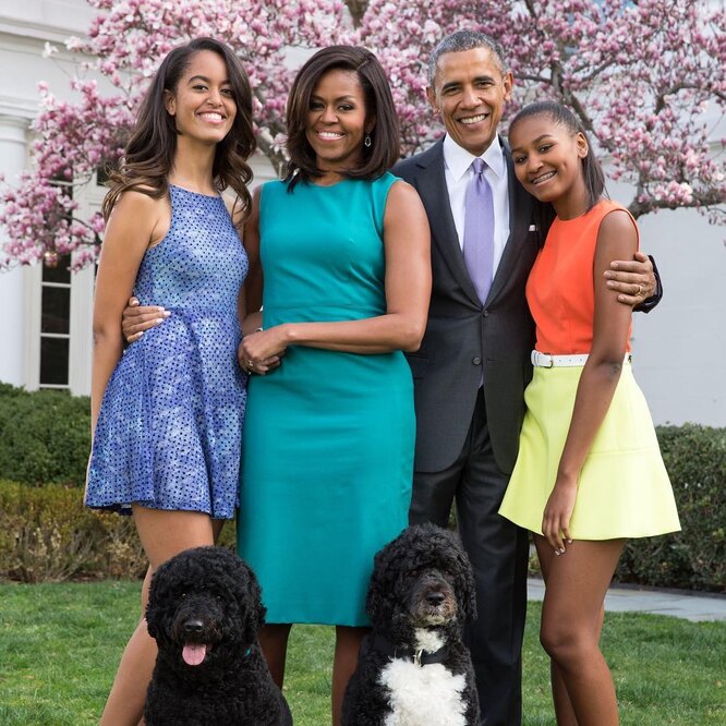 Мишель и Барак Обама с дочерьми Малией и Сашей (Наташей)