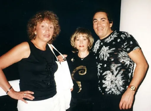 Ирина Аллегрова (крайняя слева) и Александр Богданов в 2004 году