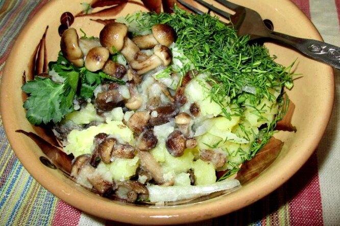 Постный салат с картофелем и грибами