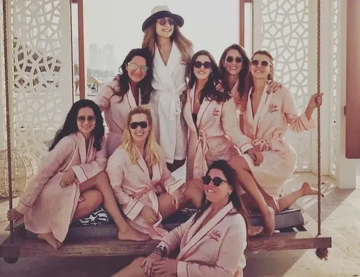 Мина и подружки невесты позируют в халатах во время отдыха в отеле One and Only Royal Mirage в Дубае — Ayse/Instagram (Социальная сеть признана экстремистской и запрещена на территории Российской Федерации)