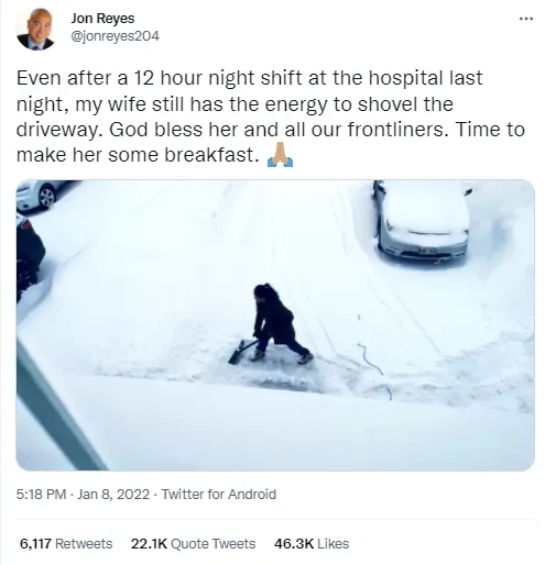 женщина убирает снег