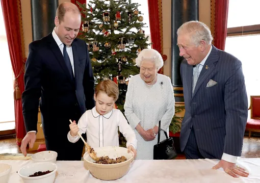 Принц Джордж в кругу семьи готовит рождественский пудинг