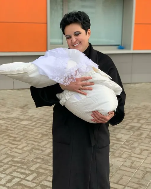 Елена Голунова с новорожденной дочкой