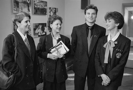 3 февраля 1988 г. Советские спортсмены (слева направо) тренер Алла Капранова, Кира Иванова, Сергей Пономаренко и Марина Климова на встрече перед отлетом на XV зимние Олимпийские игры в Калгари.