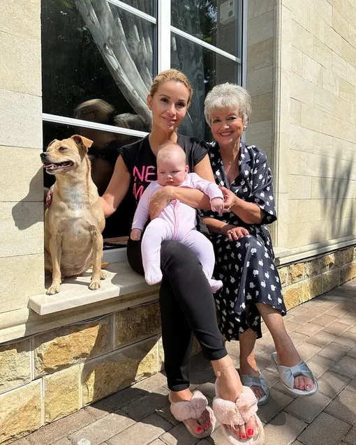 Ольга Орлова с матерью Галиной Носовой и дочерью Агатой фото