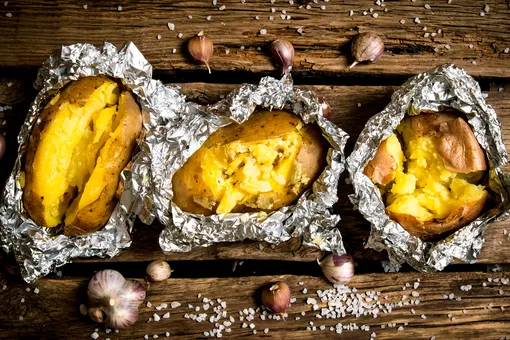 Рецепт картошки на мангале: сытно, просто и чисто