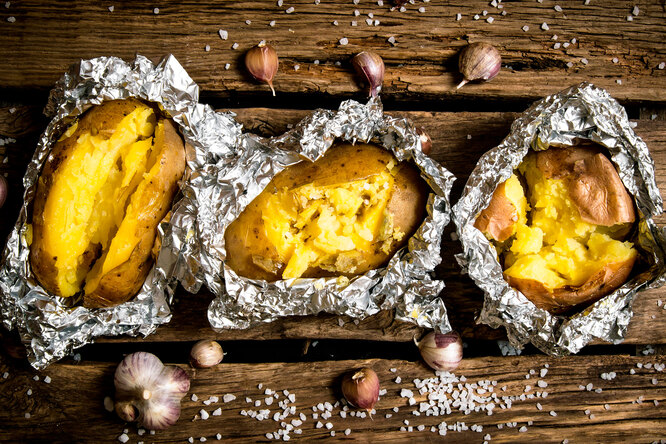 Рецепт картошки в мундире для пикника: будет чисто и очень вкусно Рецепт картошки в мундире для пикника: будет чисто и очень вкусно