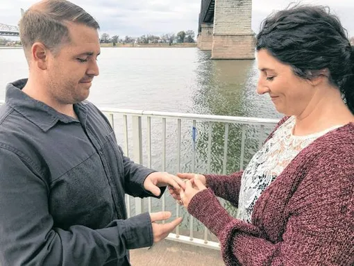 Сюзанна и Брэндон женятся на берегу реки