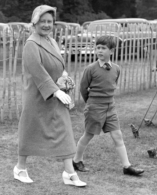 Королева-мать с внуком — принцем Чарльзом