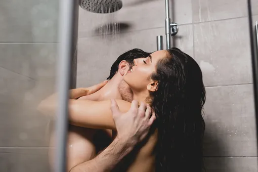 «Жаркий и влажный»: 10 советов от эксперта для идеального секса в душе