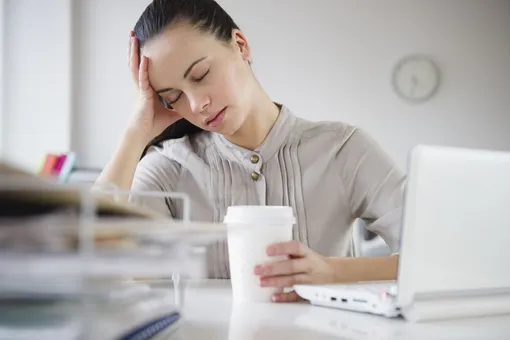 Не спать: 7 приёмов, помогающих снять усталость