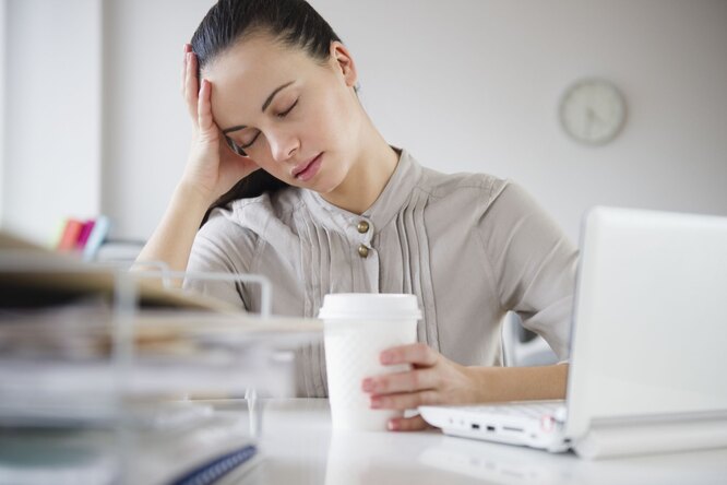 Не спать: 7 приемов, помогающих снять усталость